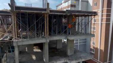 Hareketli ve dinamik bir süreç.