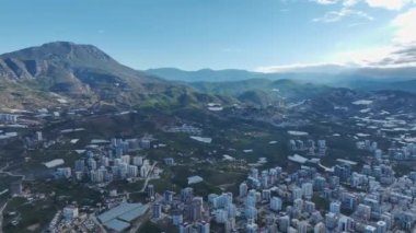 Modern ve kıyı cazibesinin uyumlu bir karışımı..