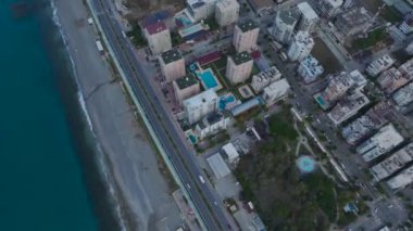 Canlı ve manzaralı bir deniz manzarası.