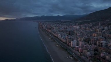 Sakin ve renkli bir deniz manzarası..