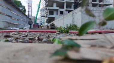 Aerial View: İşçiler ve mühendisler büyük bir inşaat sahasına beton dökerek projede hassasiyet ve kaliteyi sağlıyorlar.