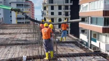 Hareketli ve canlı bir proje sahnesi.