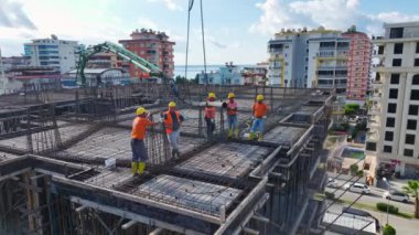 Üretken ve dinamik bir görünüm.