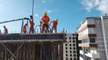 Canlı bir inşaat sahnesi..