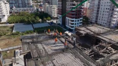 Hareketli ve organize bir çaba..