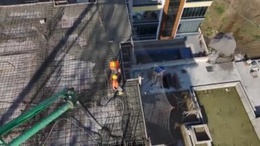 Takım çalışması ve ilerleme sahnesi.