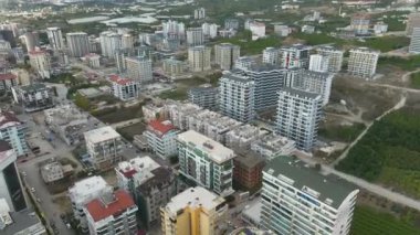 Hareketli bir sitede takım çalışması ve ilerleme.