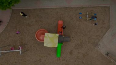 Çocuk parkında neşeli bir gün..