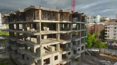 Yumuşak beton seviyelendirme süreci.