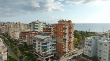 Şehir altın günbatımında parlıyor.