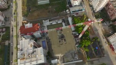 Şehir gün batımının sükunetini kucaklıyor..