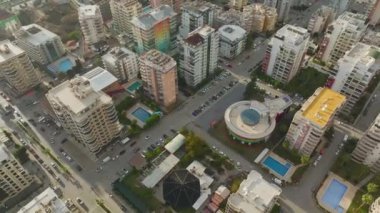 Gün batımının altında parlayan bir şehir manzarası.