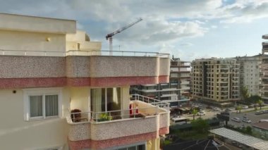 Şehir gün batımının sükunetini kucaklıyor..