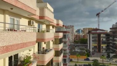 Şehrin üzerinde büyülü bir günbatımı manzarası.