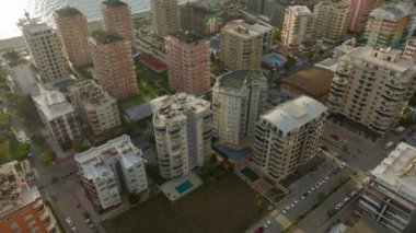 Gün batımında öpülen sakin bir şehir manzarası.