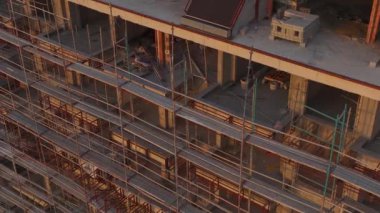 Yoğun inşaat faaliyetleri sırasında gelecekteki konutların çerçevesi şekilleniyor.