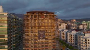 Modern yaşam alanlarını şekillendiren iskeleleri ve vinçleri olan hareketli bir bölge..