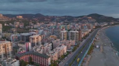 Dinamik ve canlı bir şehir panoraması.