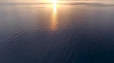 Römorkör sakin bir günbatımının altında limana dönüyor..