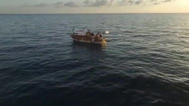 Işıldayan sahilde alacakaranlıkta balık tutmak.