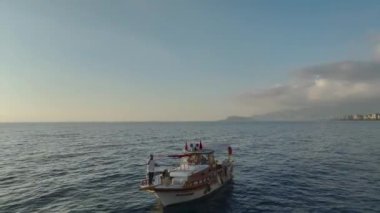 Gün batımının aydınlık denizinde sessizce balık tutmak.