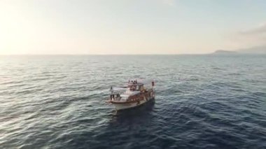 Altın yansımalar balıkçının teknesini vurguluyor.