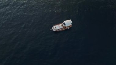 Gün batımı balıkçı teknesine huzur getirir..