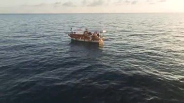 Gün batımı balık avlama sahnesini aydınlatıyor.