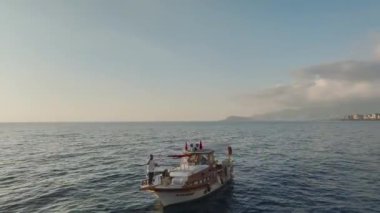 Gün batımında balık tutmak doğanın güzelliğini yakalar..