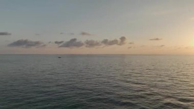 Gün batımında sakin bir balık akşamı.