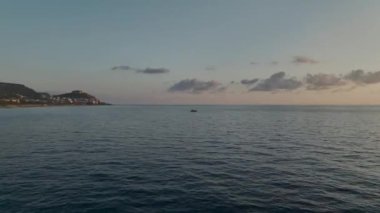 Altın yansımalı günbatımı balıkçılığı.