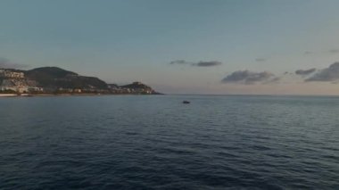 Gün batımı gökyüzünün altında huzurlu bir balıkçılık deneyimi.