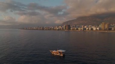 Gün batımında güzel bir balık tutma anı.