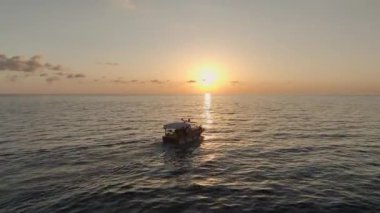 Canlı gökyüzünün altında huzurlu bir balıkçılık sahnesi.