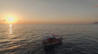 Gün batımı güzelliğiyle çevrili bir balıkçı..