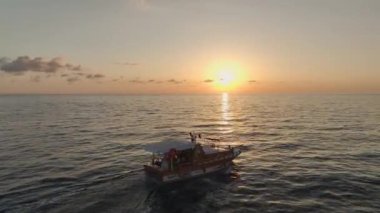 Gün batımında sakin bir balık tutma anı.