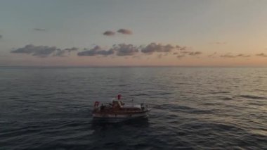 Günbatımı mükemmel bir balıkçılık zeminini çizer..