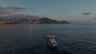 Gün batımında nefes kesici bir balık manzarası.