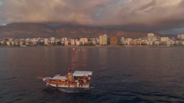 Günbatımı renkleri balıkçı teknesini aydınlatıyor.