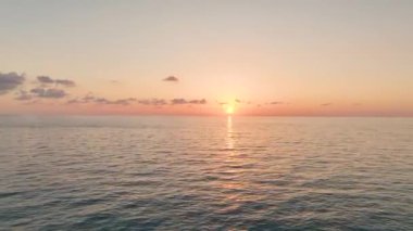 Gün batımı denizi ışıldayan bir sanata dönüştürür..