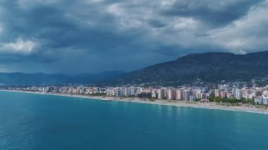 Bulutlu bir gün, masmavi kıyı şeridini vurguluyor.