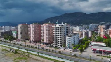 Gök mavisi sular karamsar bulutların altında parlar.