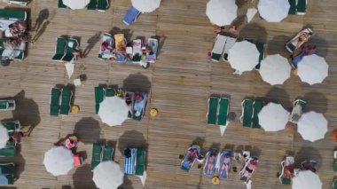 Resimli bir sahil iskelesinde turistleri rahatlatıyor..