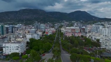 Arabalar güneşli gökyüzünün altında kıyı şeridinde dolaşır..