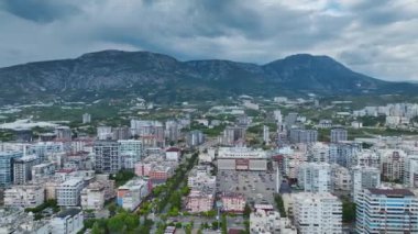 Yukarıdan büyüleyici bir sahil kasabası.