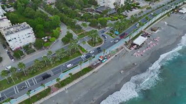 Manzaralı sahil şeridi boyunca hareketli trafik.