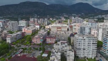 Deniz ve tepeler arasında yuva yapmış samimi bir kasaba..