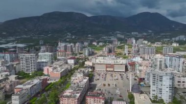 Kıyı kasabasının güzel bir manzarası.