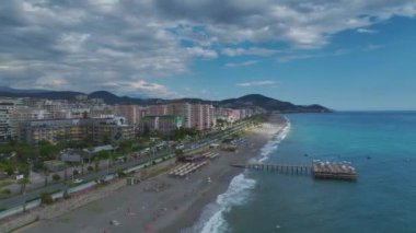 Gök mavisi suyun yanında kafeterya titreşimli rahatlama..