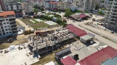 İnşaatçılar kaliteli evler inşa ederler..